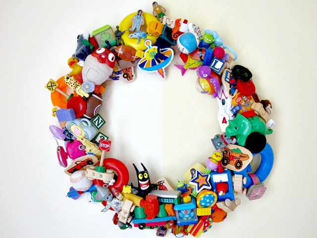 Recycled Plastic Toy Wreath – an easy DIY