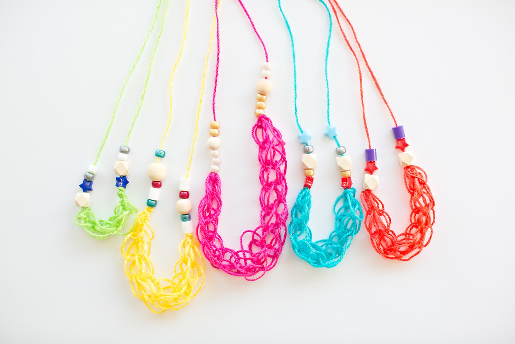 9-finger-knitting-necklace-kids