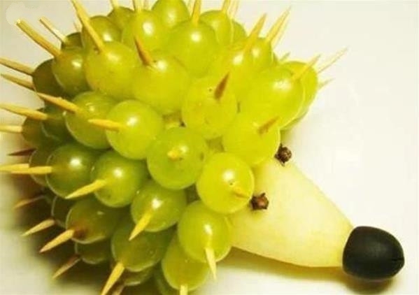 How-to-use-the-grapes-and-pear-Make-Hedgehog